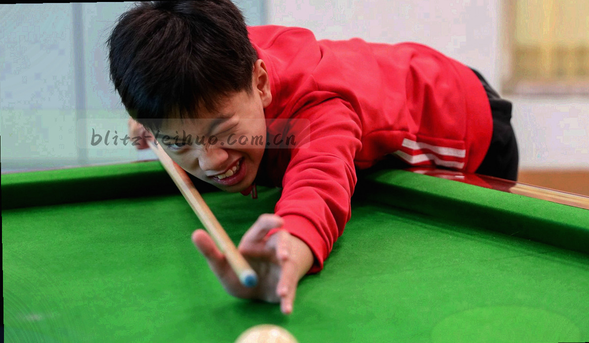暗色雷电纹理与坐标网格叠加的抽象背景图