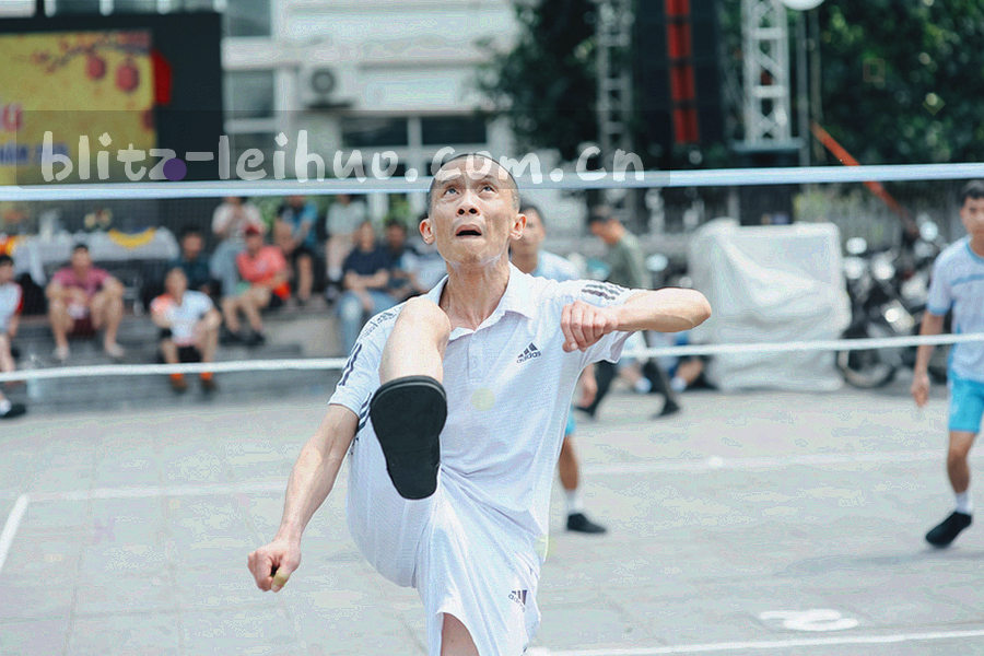 多条数据曲线在深色背景上交织的抽象图形